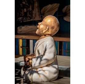 Shaolin rieur assis avec un bol