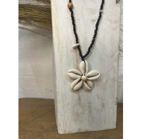 Collier pendentif fleur en coquillages