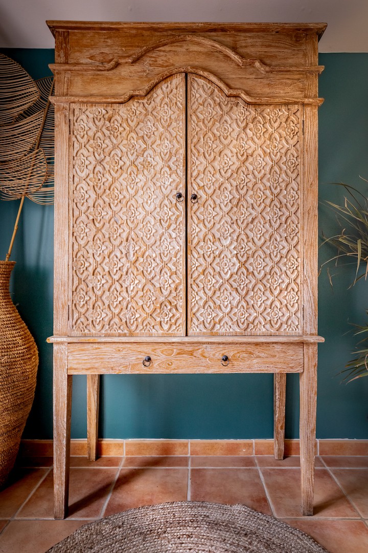 Armoire sculptée en bois blanchi