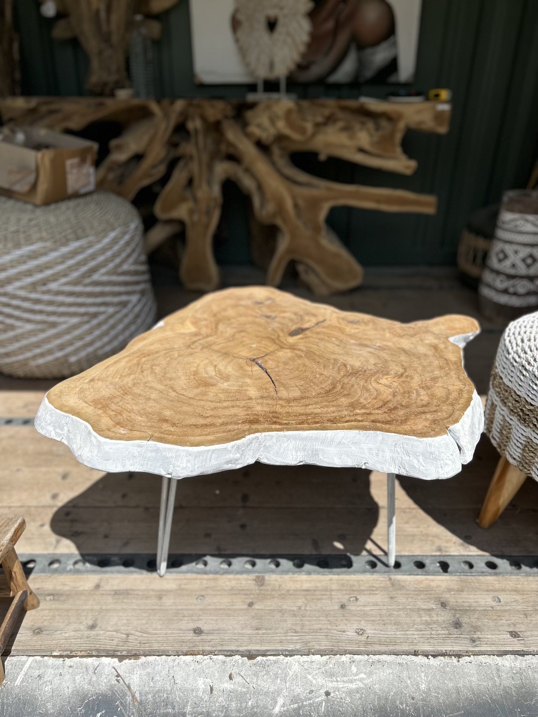 Table basse en teck contours blanchi