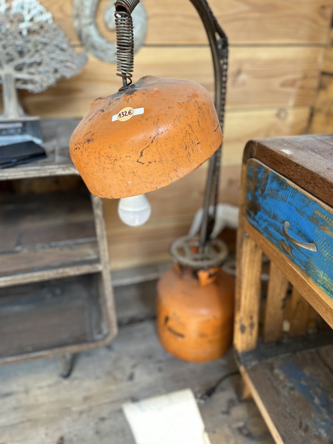 Lampe en fer recyclé orange