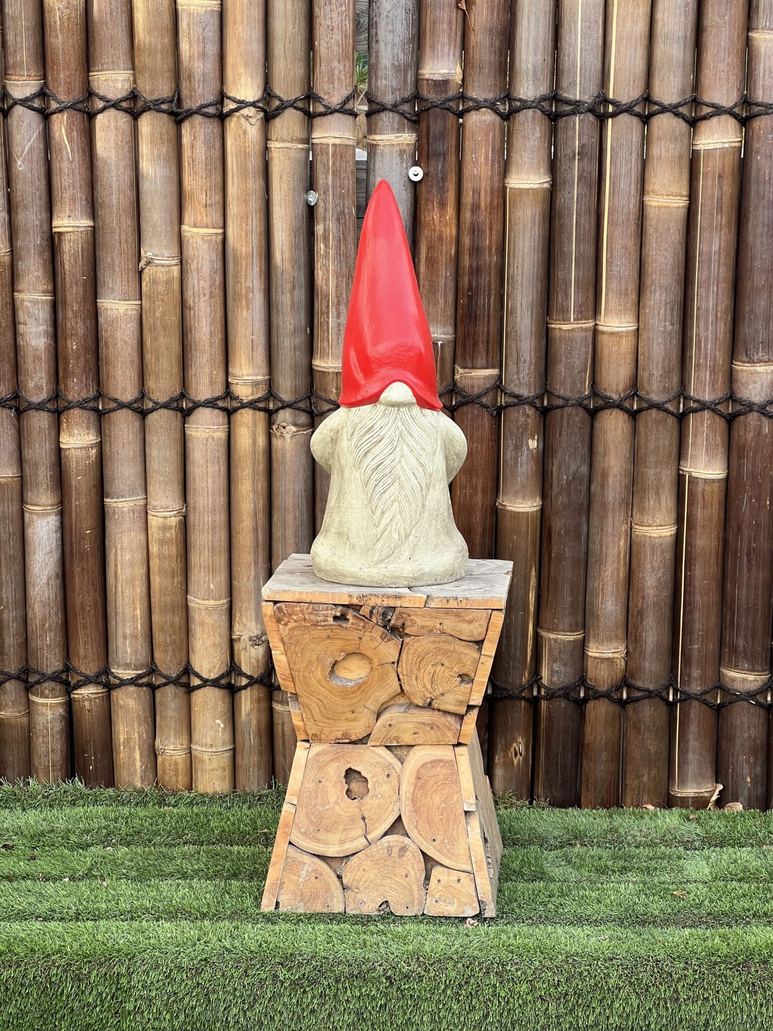 Statue nain de jardin bras dans le dos