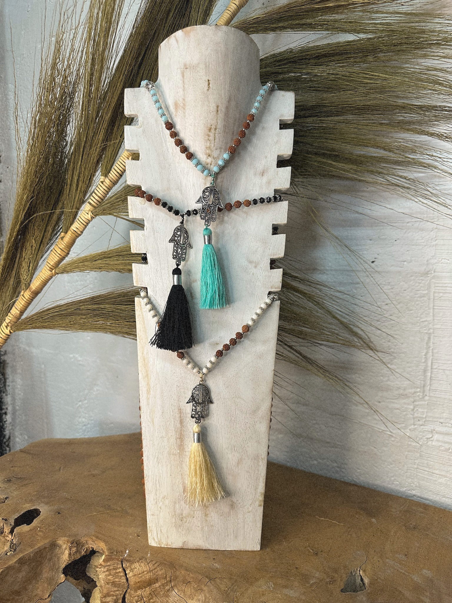 Collier pierres de lave et main de fatma