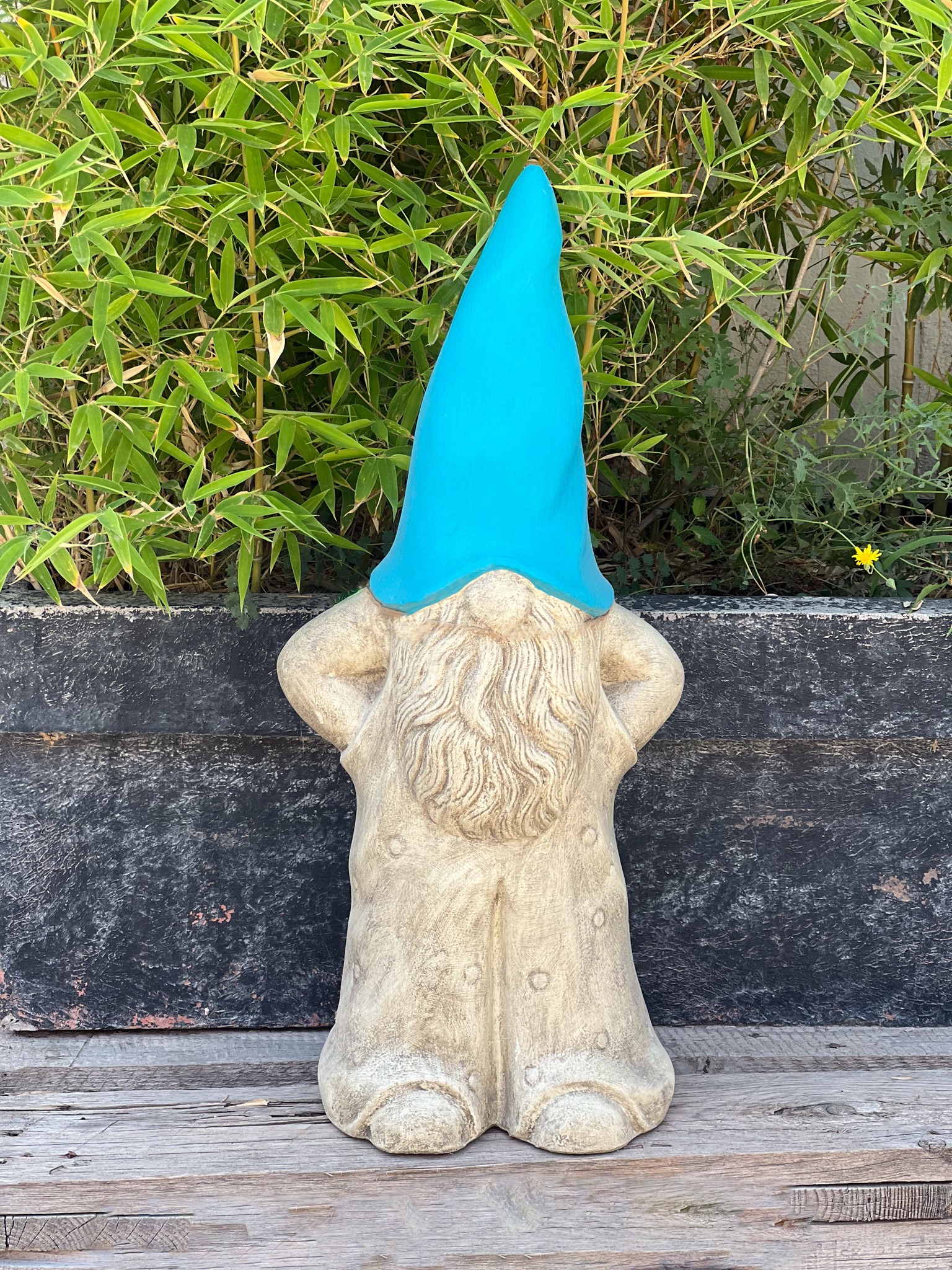 Statue nain de jardin debout mains poches