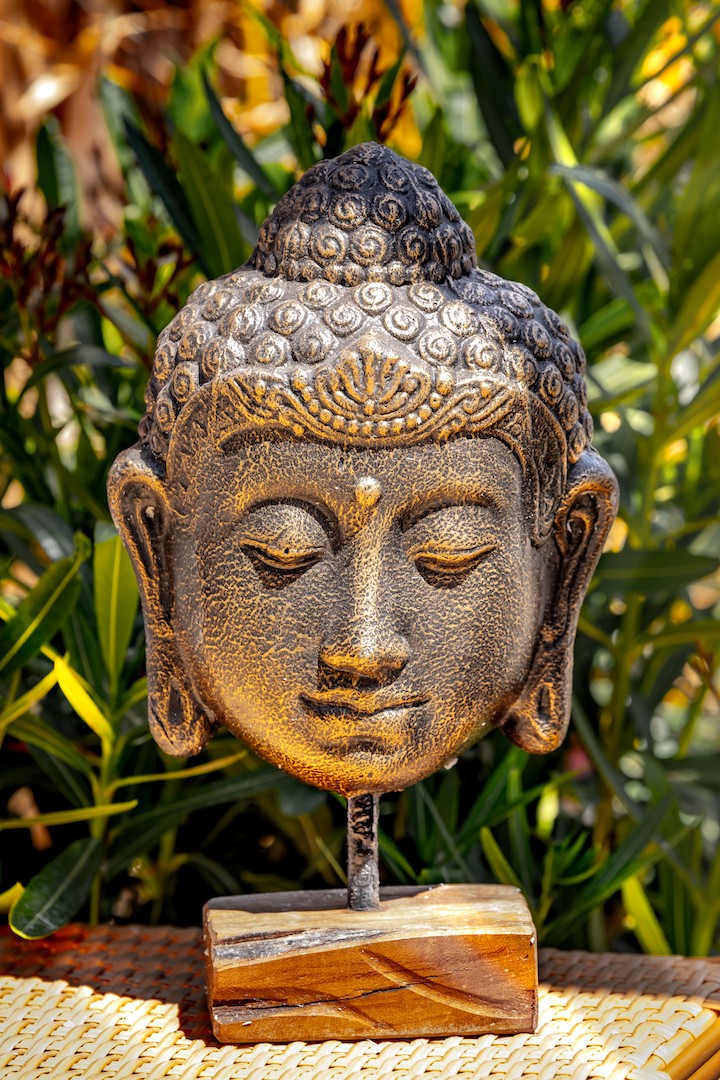 Statue tête de bouddha sur pied