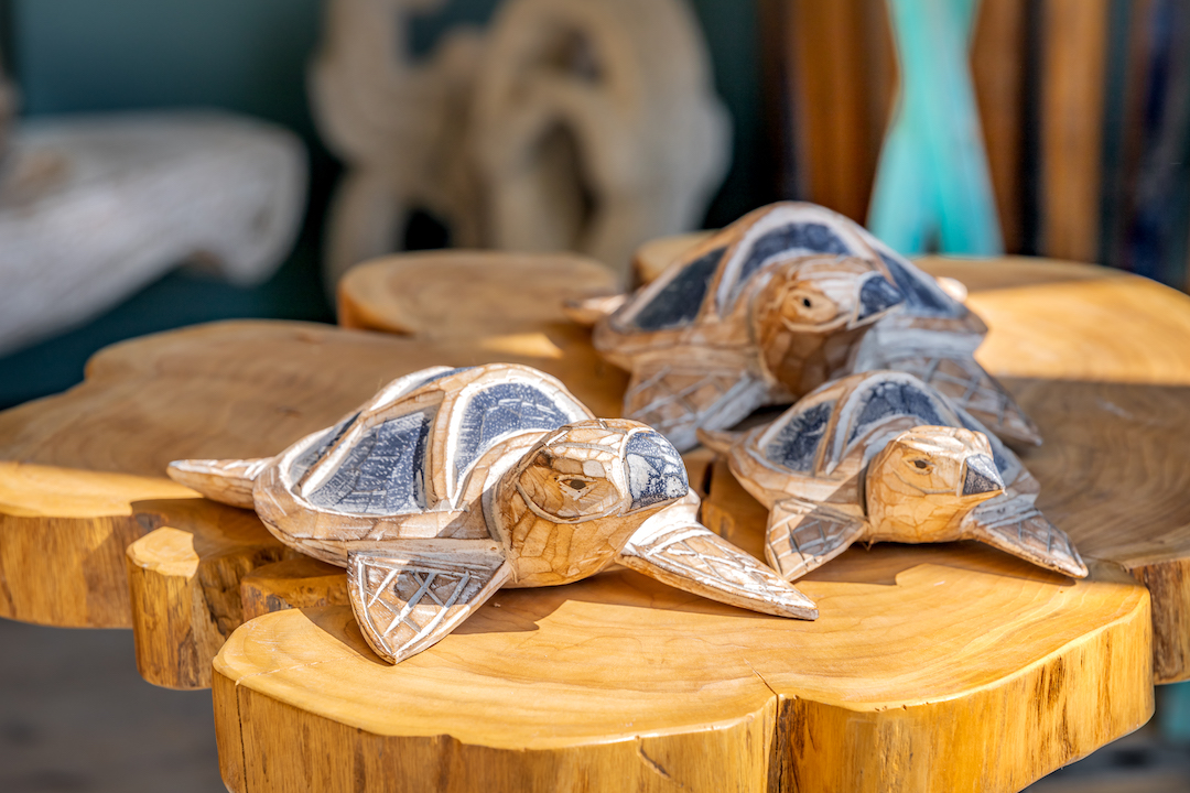 Sculptures en bois de tortues sur table.