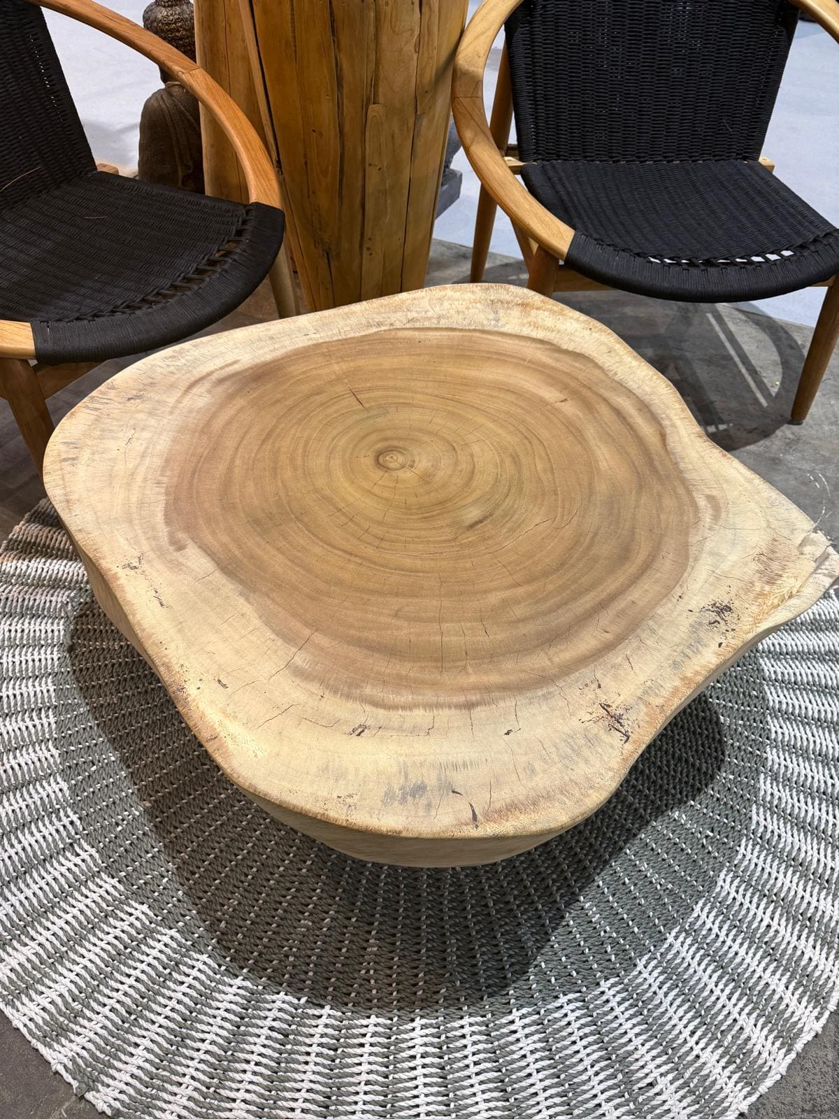 Table basse en bois avec deux chaises.