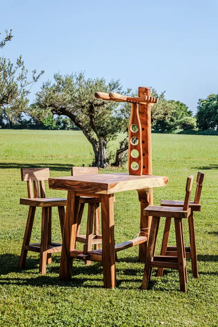 Mobilier en bois dans un jardin verdoyant