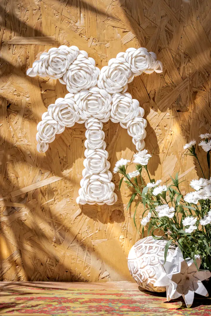 Palmier en corde et fleurs blanches décoratives.