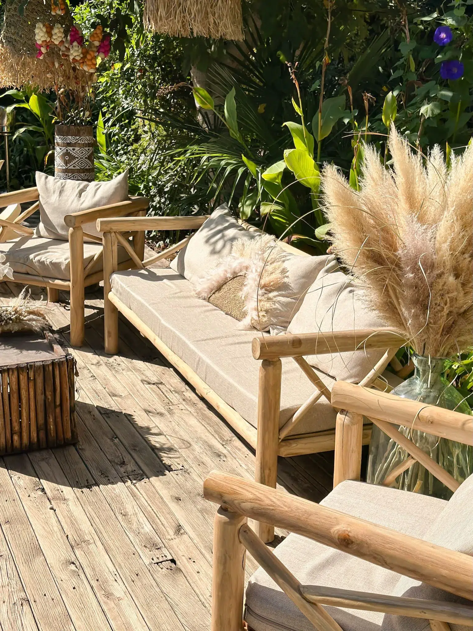 Terrasse bois avec mobilier extérieur et plantes vertes.